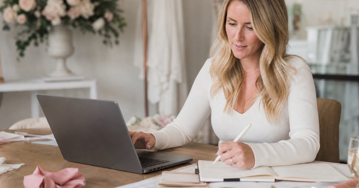 How can a wedding planner track budgets and vendors across several weddings at the same time?
